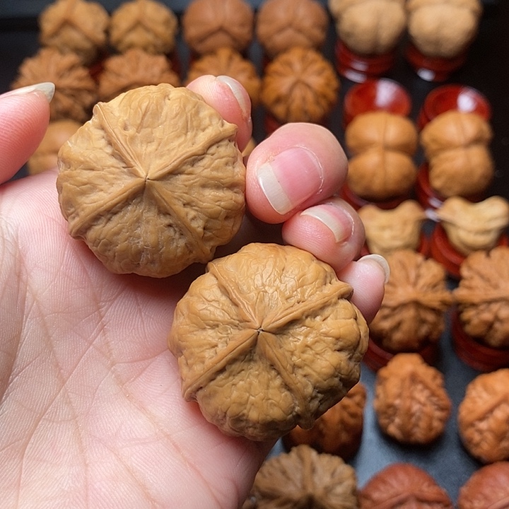 小***鱼文玩核桃吊坠四棱