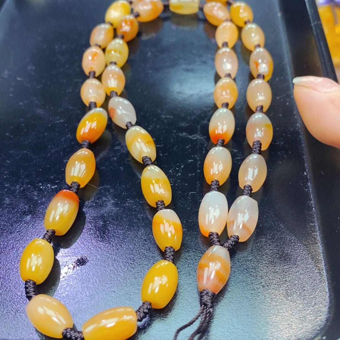 未镶嵌石英质玉（黄龙玉）颈饰