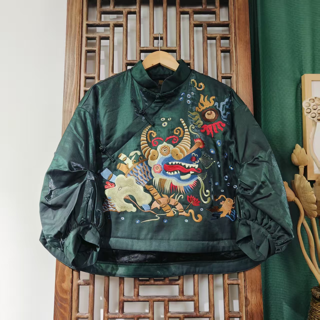 棉（LS488-50） 凤徕兮墨绿色底抽象图腾刺绣捏褶斜襟盘扣棉上衣  