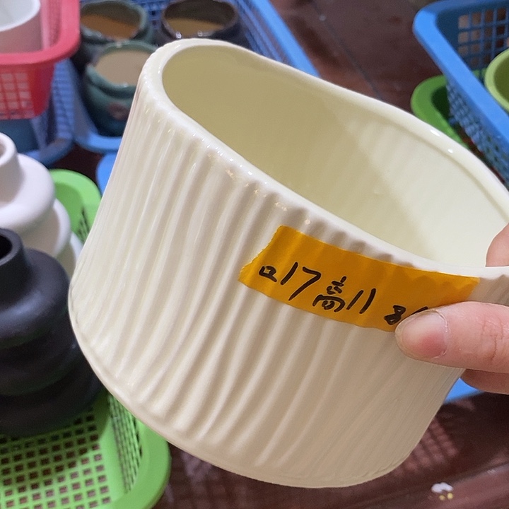 陶瓷花盆有孔 瑕疵介意勿拍 
