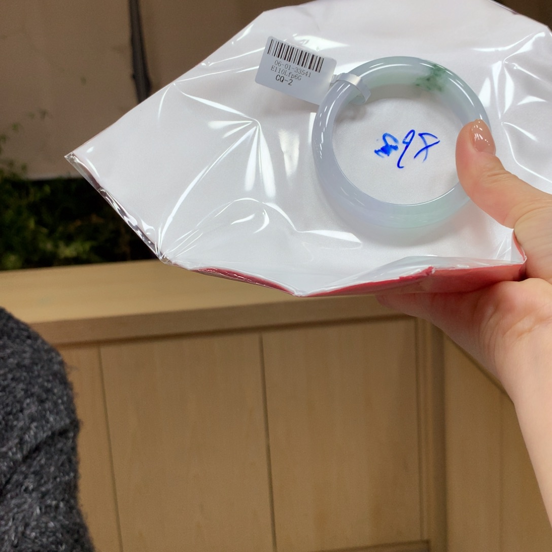 翡翠手镯未镶嵌不退不换