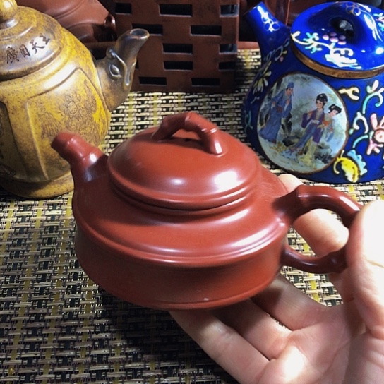 紫砂茶壶原矿泥料手工制作的紫砂壶。