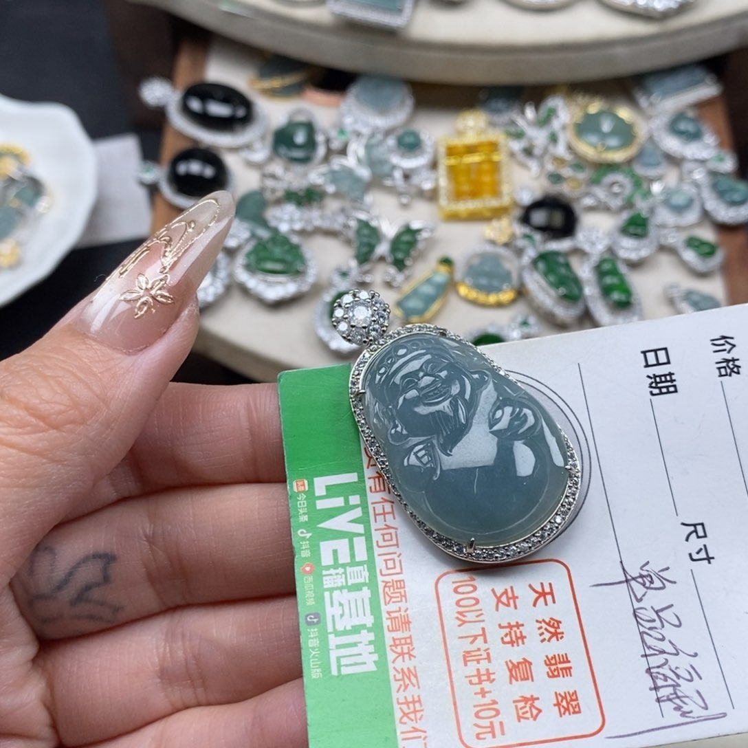 翡翠颈饰未镶嵌翡翠