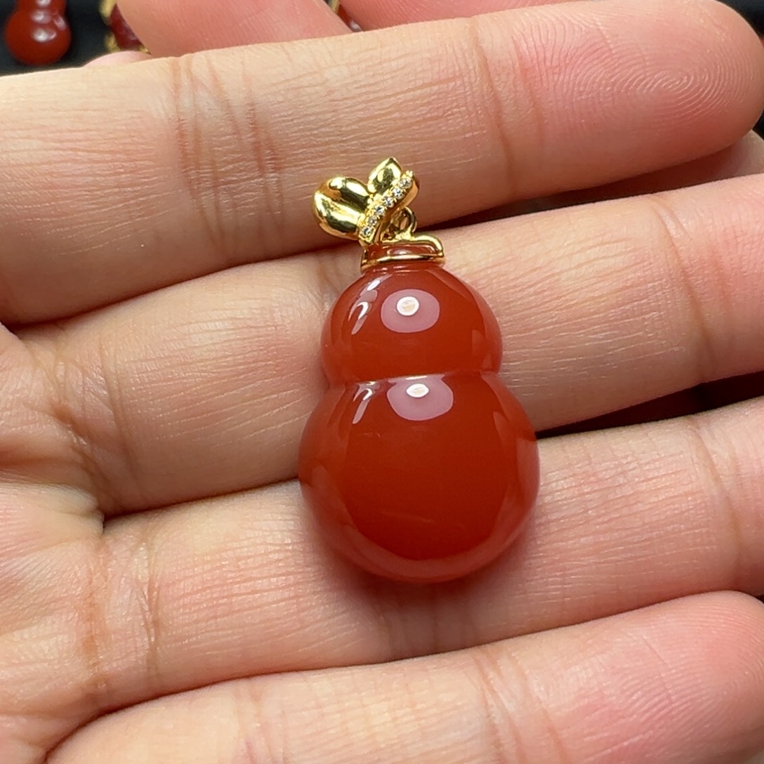 南红玛瑙吊坠18K金镶嵌