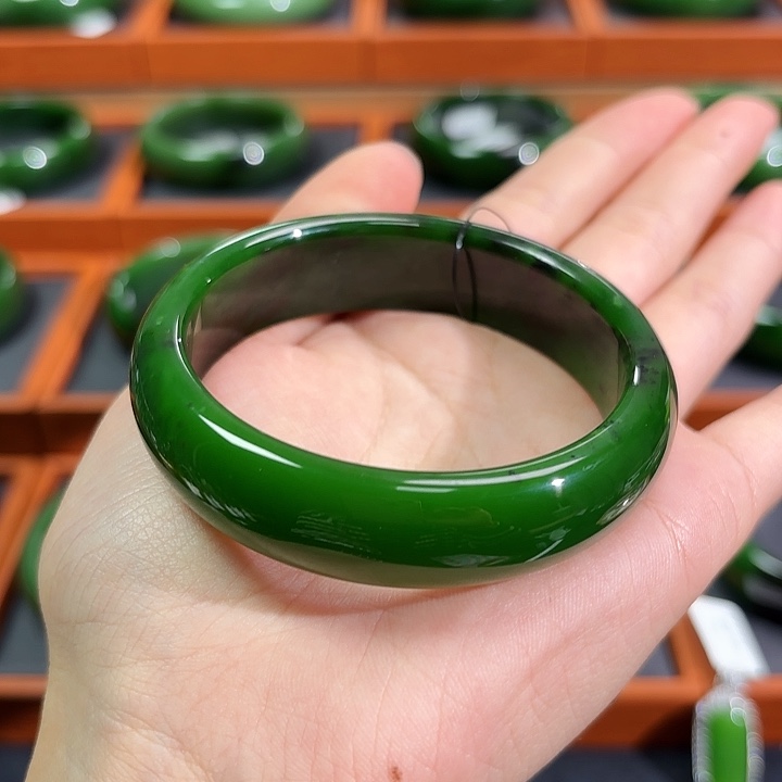 和田玉（碧玉）未镶嵌手镯红皮