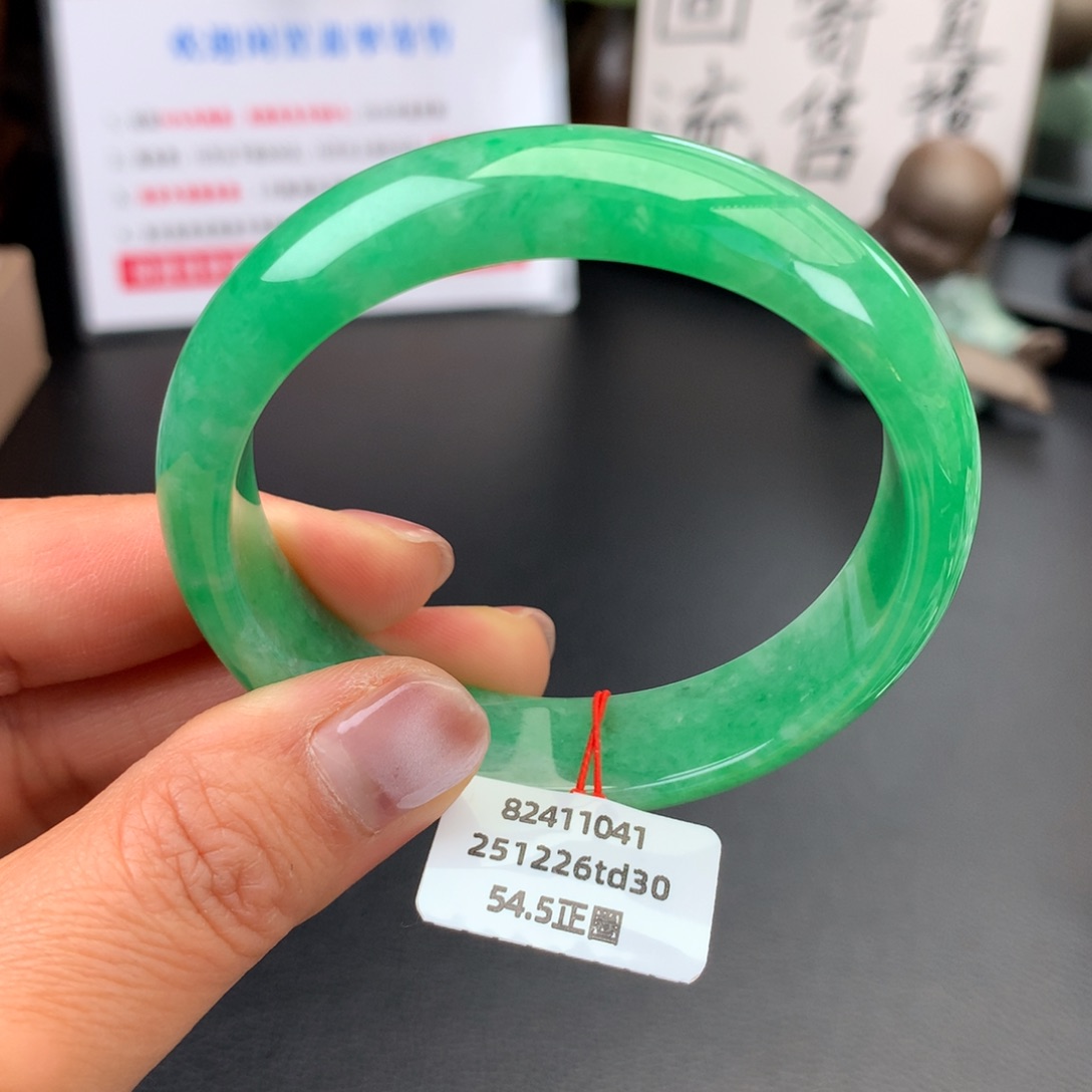 翡翠未镶嵌手镯种老肉细满色阳绿推荐