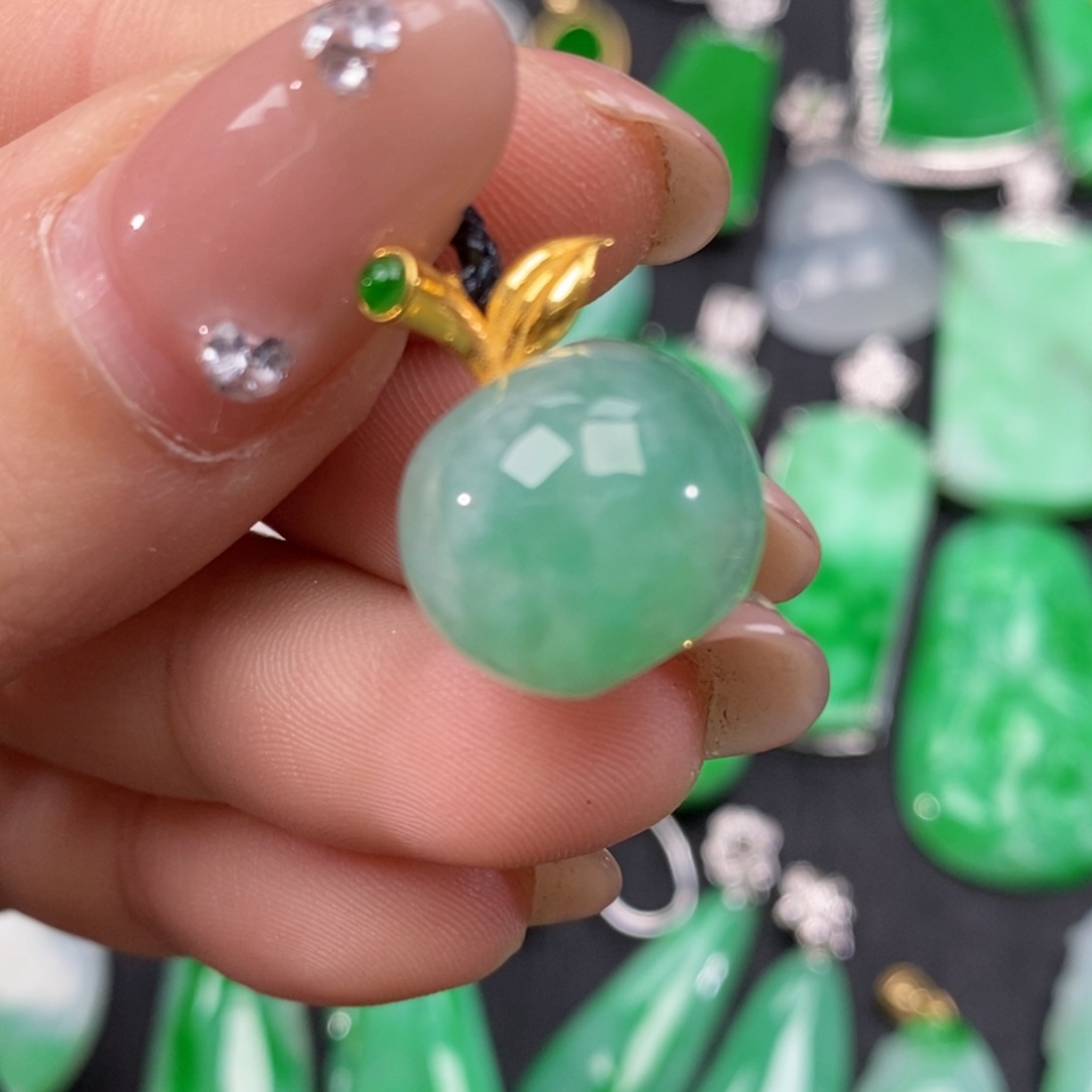 翡翠颈饰18K金镶嵌翡翠