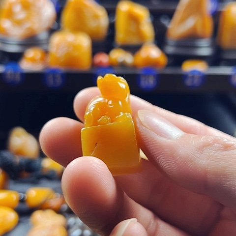 田黄石翟****士田黄石印章