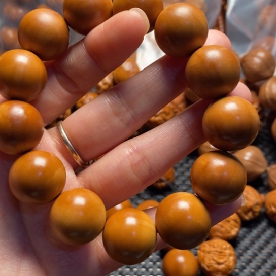 橄榄核吊坠T****龙1.8左右光珠