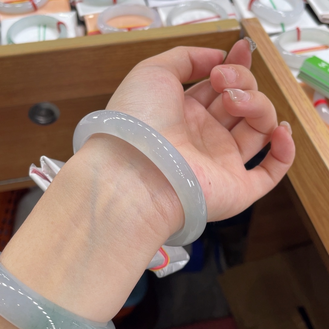 翡翠手镯未镶嵌翡翠