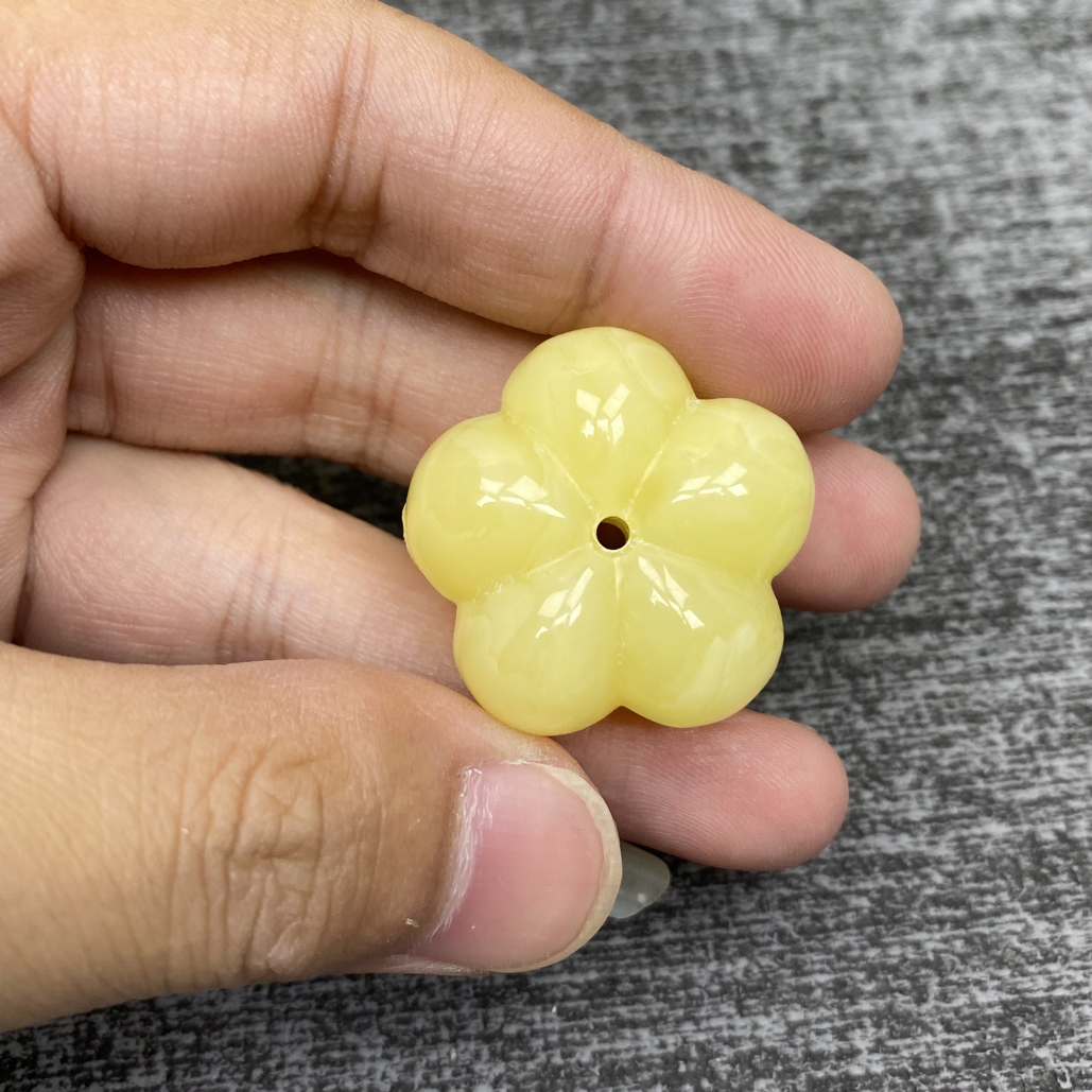 天然原矿琥珀蜜蜡五瓣花28.8尺寸、8.3克