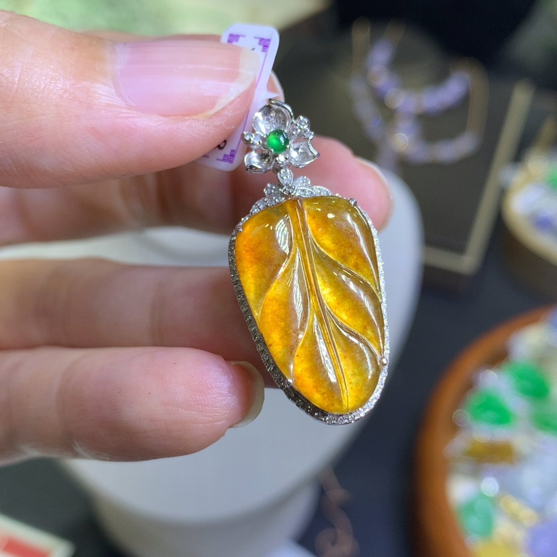 翡翠18K金镶嵌颈饰