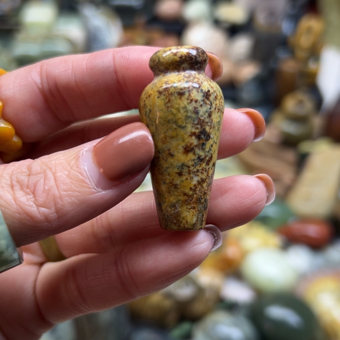 岫岩河磨玉（透闪石质玉）未镶嵌颈饰河磨玉钱罐