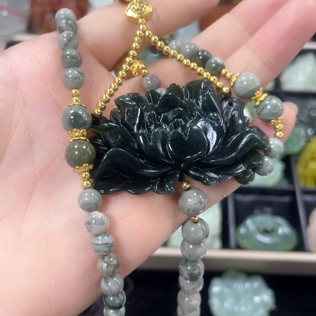 蛇纹石玉颈饰未镶嵌