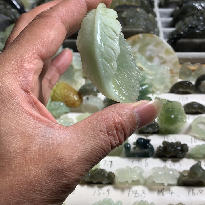 蛇纹石玉未镶嵌颈饰双羽护主