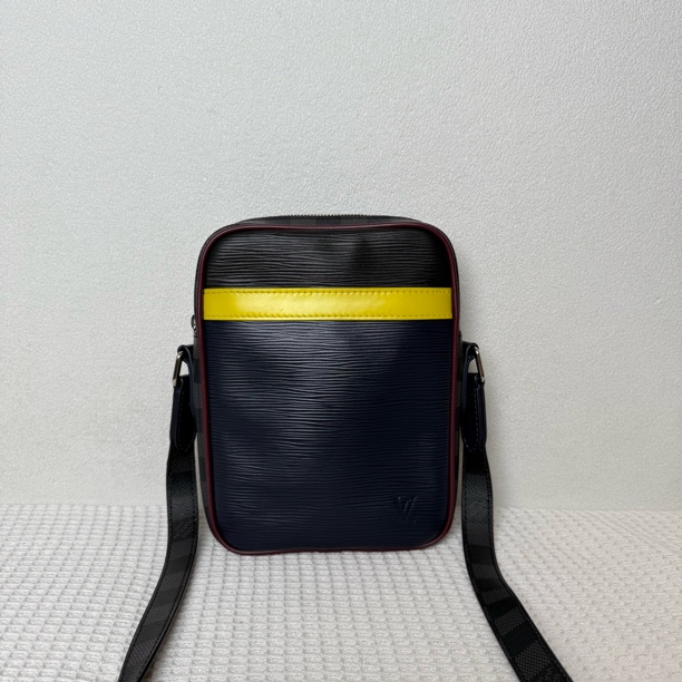 99新 LouisVuitton/路易威登 8887/男士时尚水波纹拼棋盘格单肩包