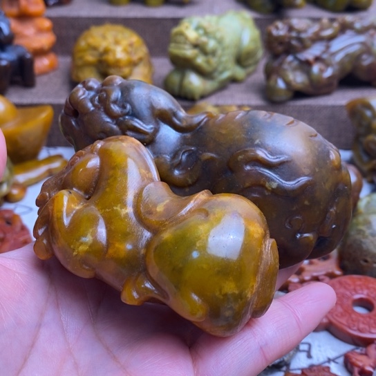小***蔡蛇纹石玉未镶嵌颈饰