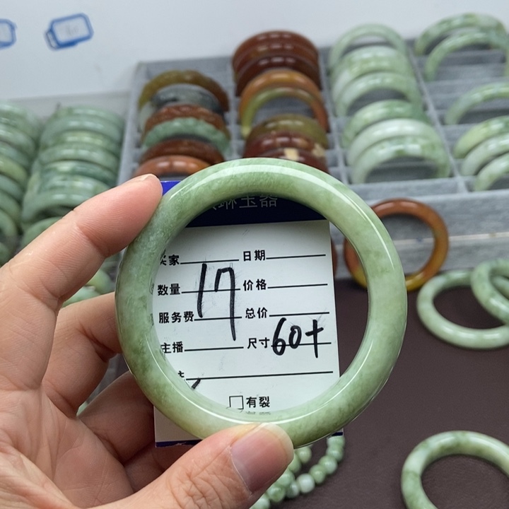 蛇纹石玉手镯未镶嵌