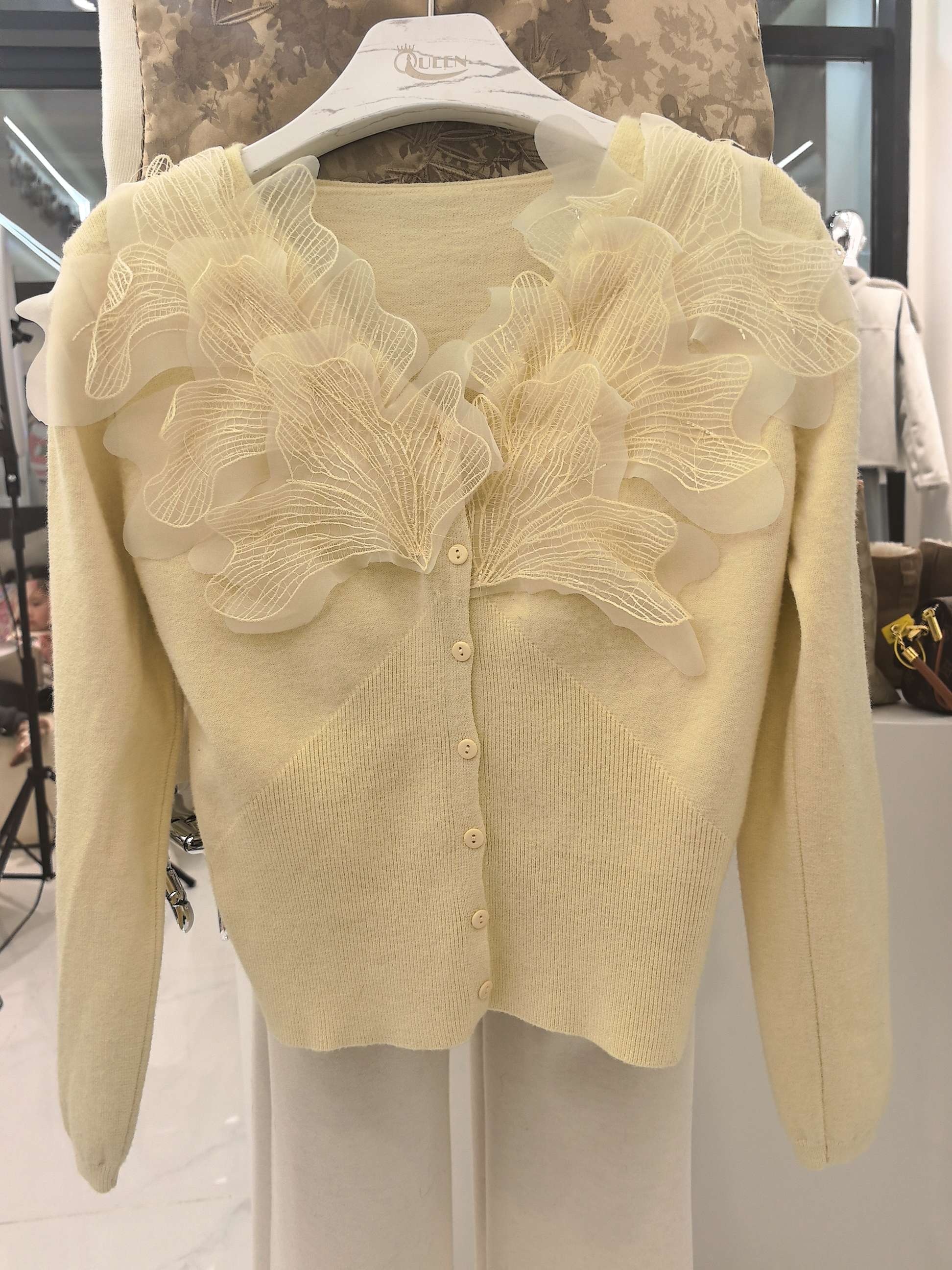 黄色重工立体欧根纱打底衫2025春款