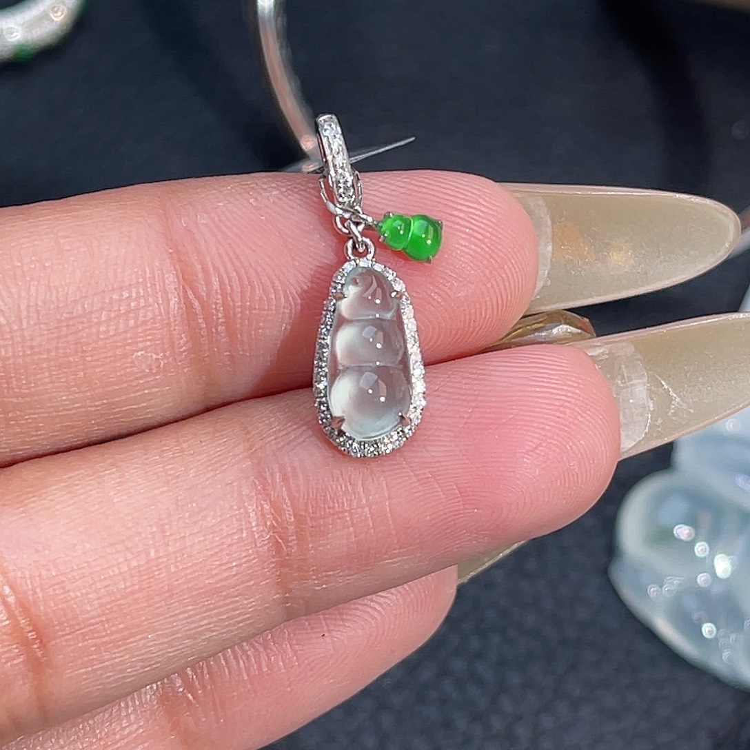 翡翠18K金镶嵌颈饰豆子