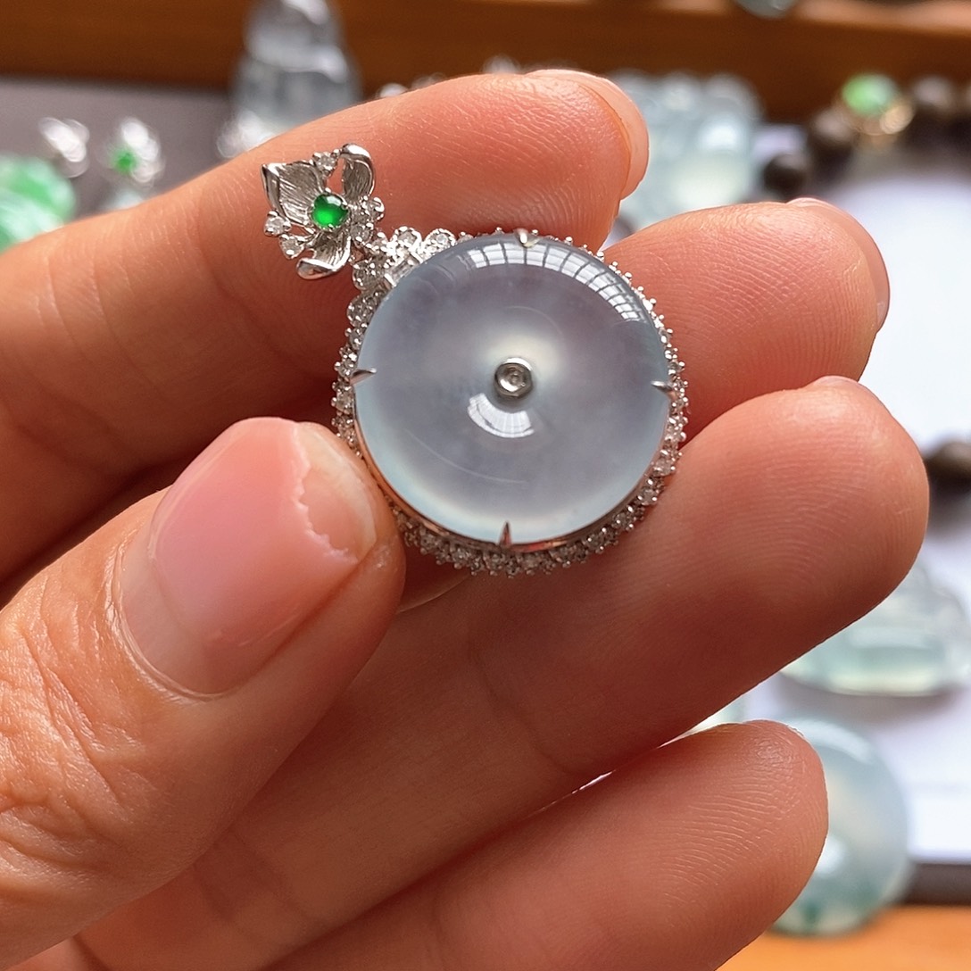 翡翠18K金镶嵌颈饰吊坠