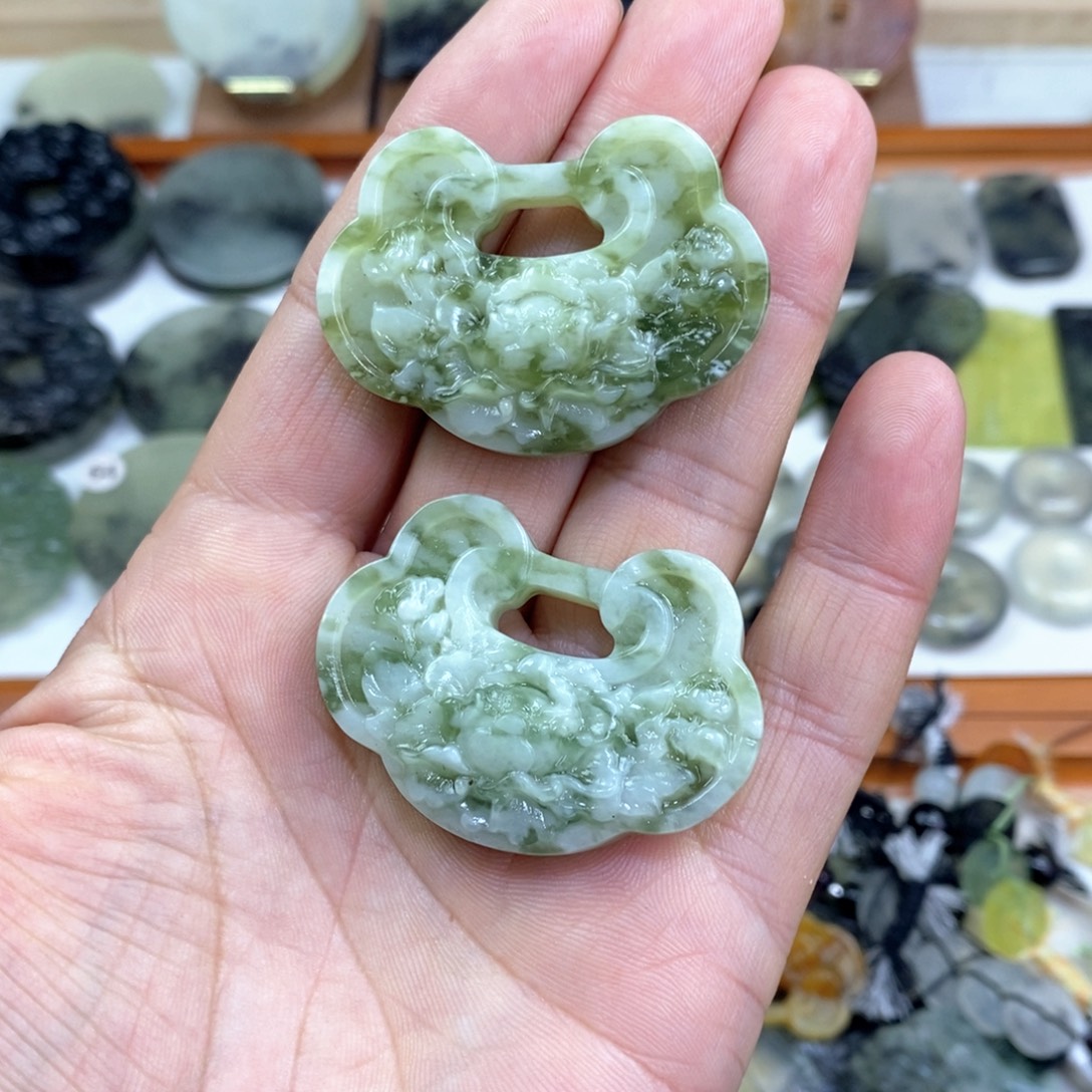 凝***凝岫玉未镶嵌颈饰岫玉吊坠