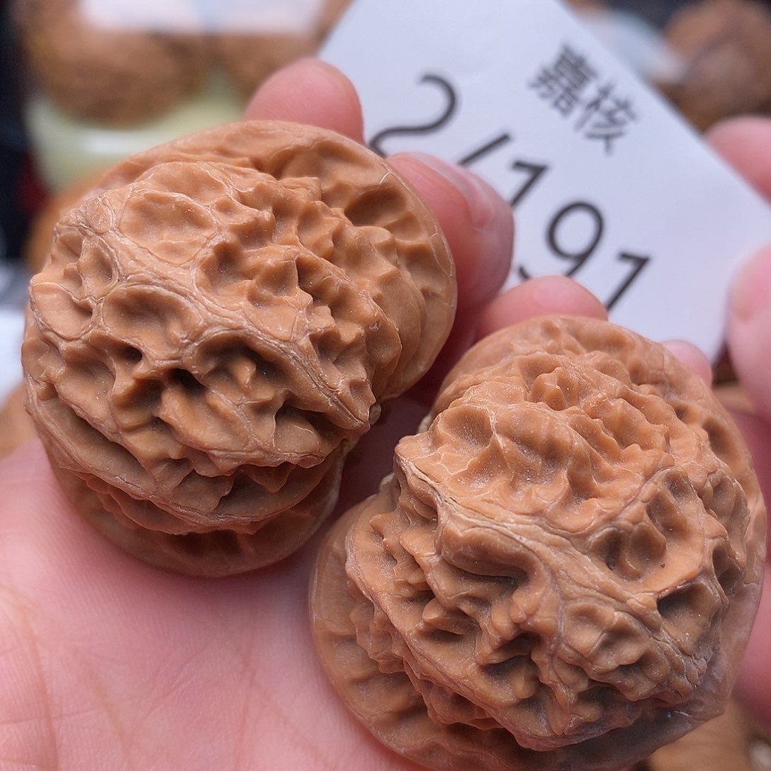 文玩核桃把件41尺寸红皮老树元宝