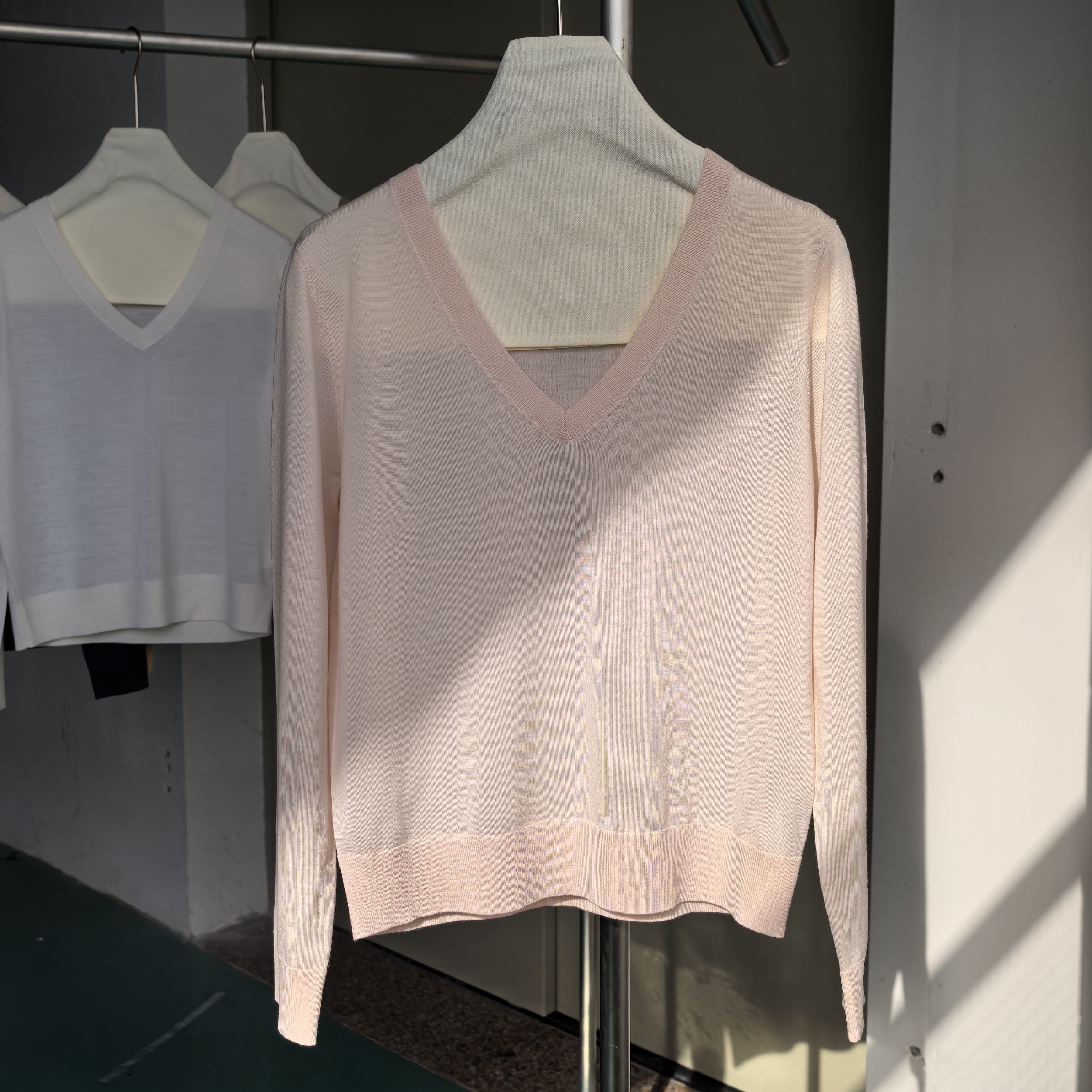 百毛18针德国扬子纱BiellaYarn纯色薄款V领长袖