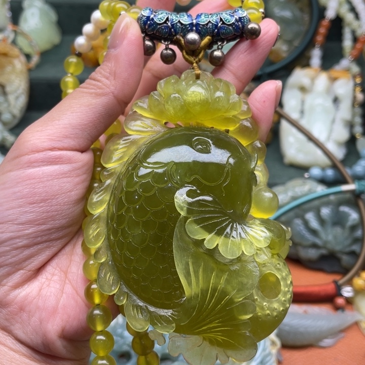 蛇纹石玉吊坠合金