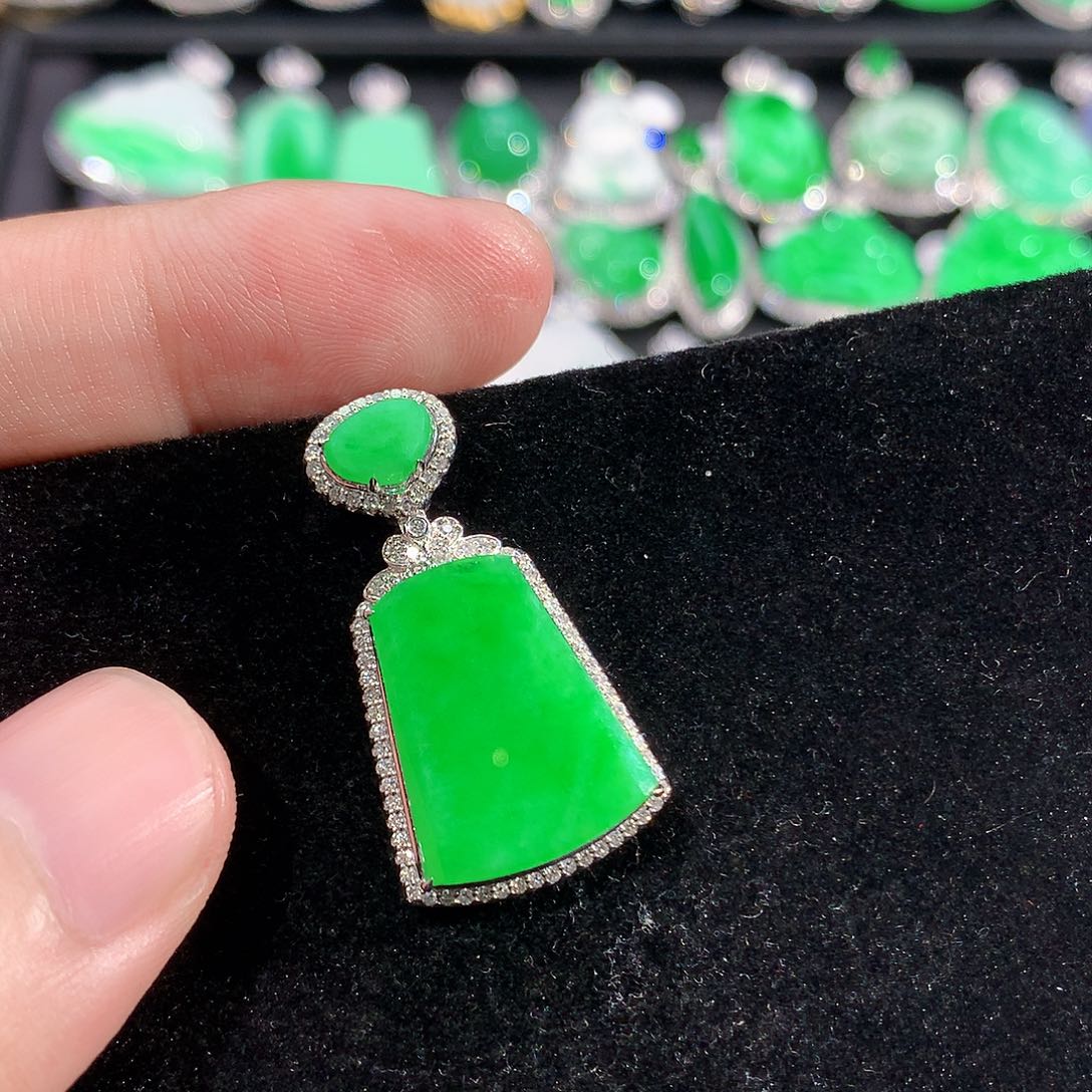 翡翠18K金镶嵌颈饰