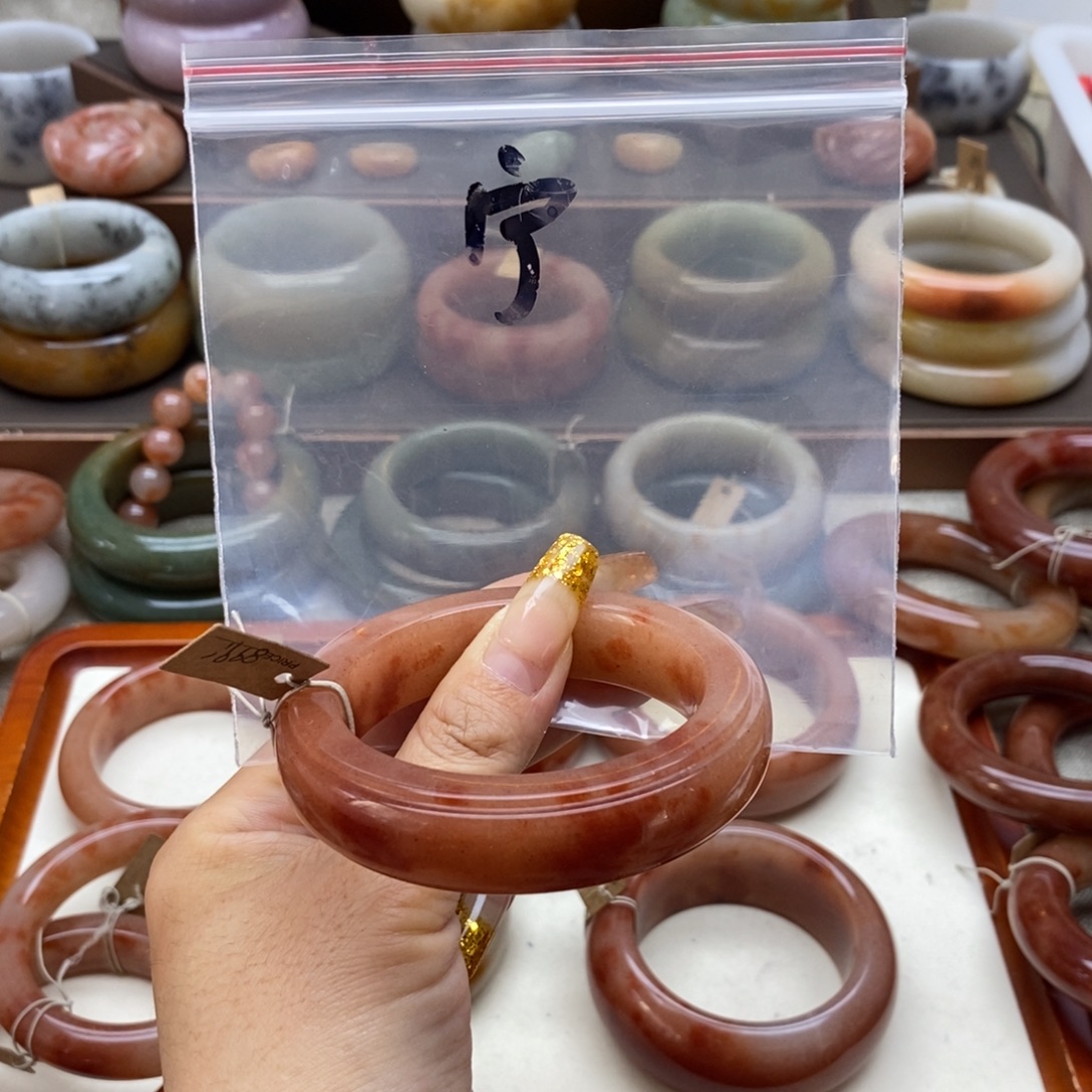 宁****石英质玉未镶嵌手镯