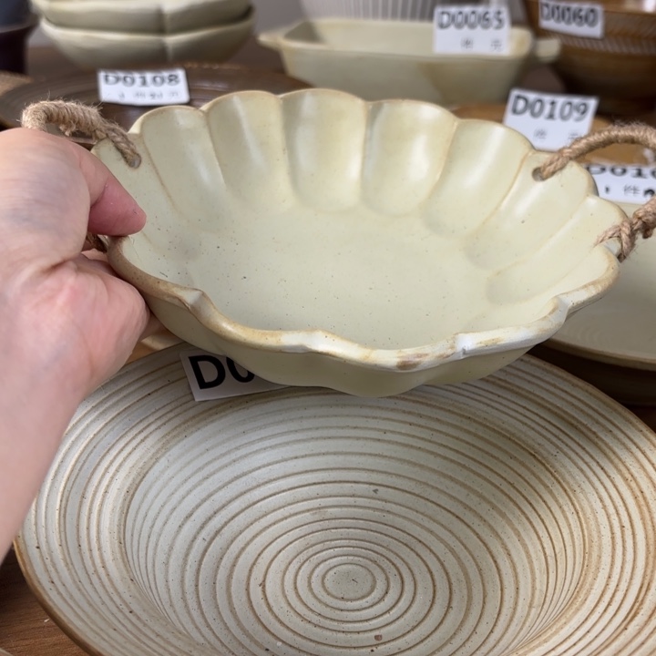 瓷粗陶花瓣藤编双耳碗1个