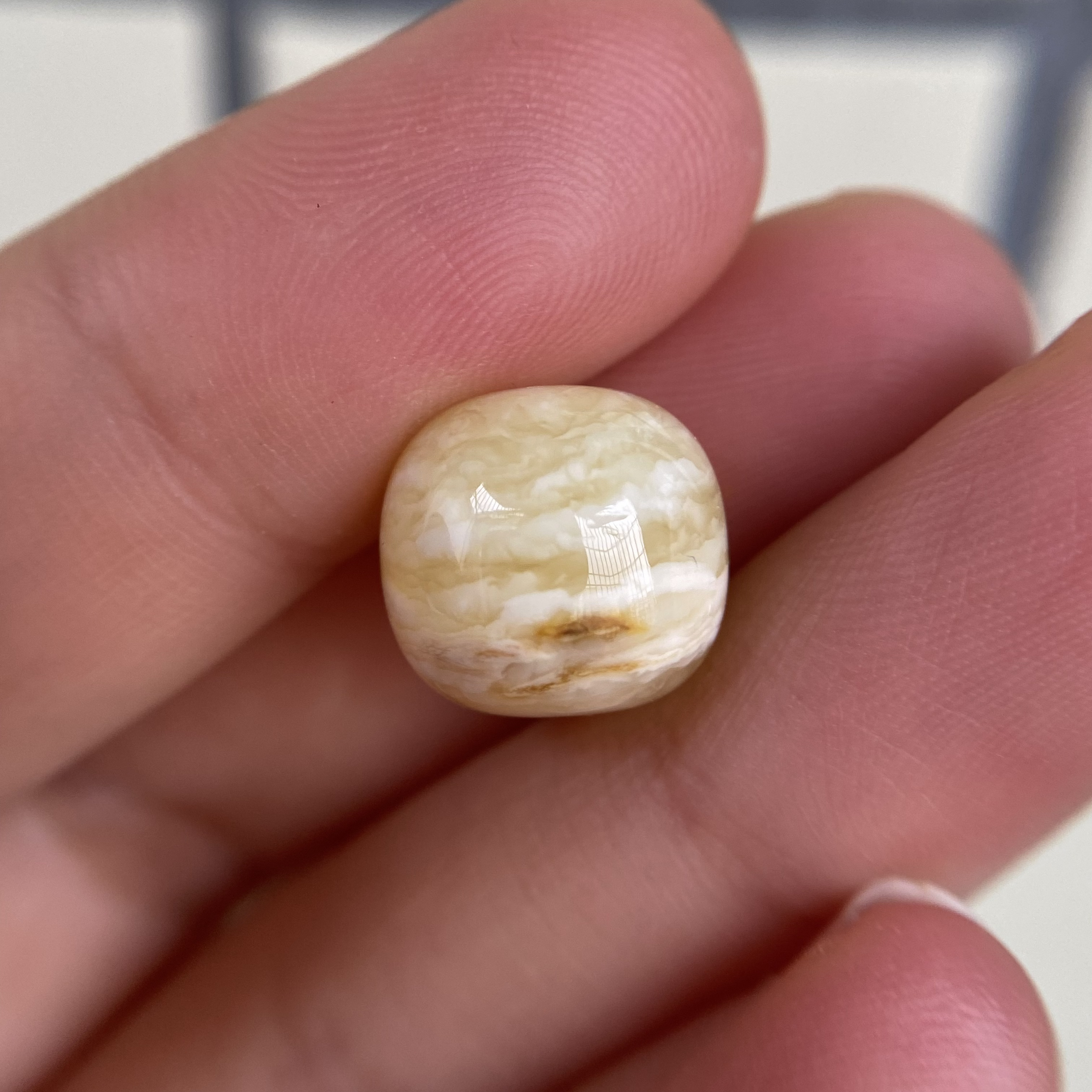 蜜蜡虎皮老型配饰12.5×11.5mm，侧边还带些沁色纹，纹路很好无杂裂