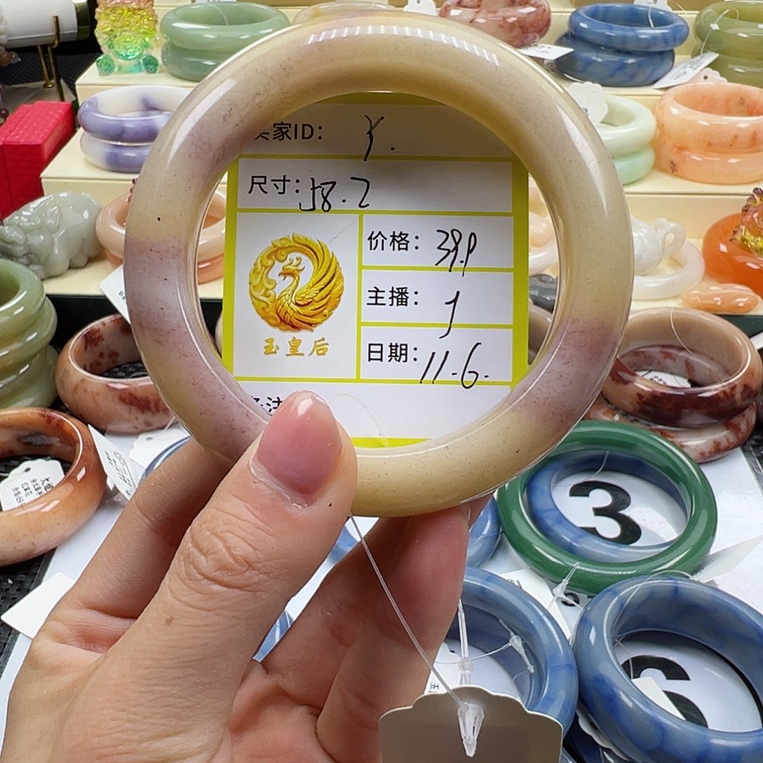 Y***。石英质玉未镶嵌手镯