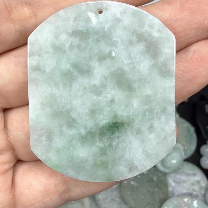 翡翠挂件未镶嵌翡翠