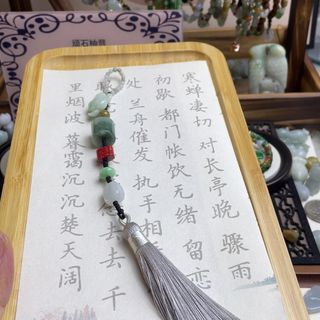 翡翠挂件未镶嵌压襟