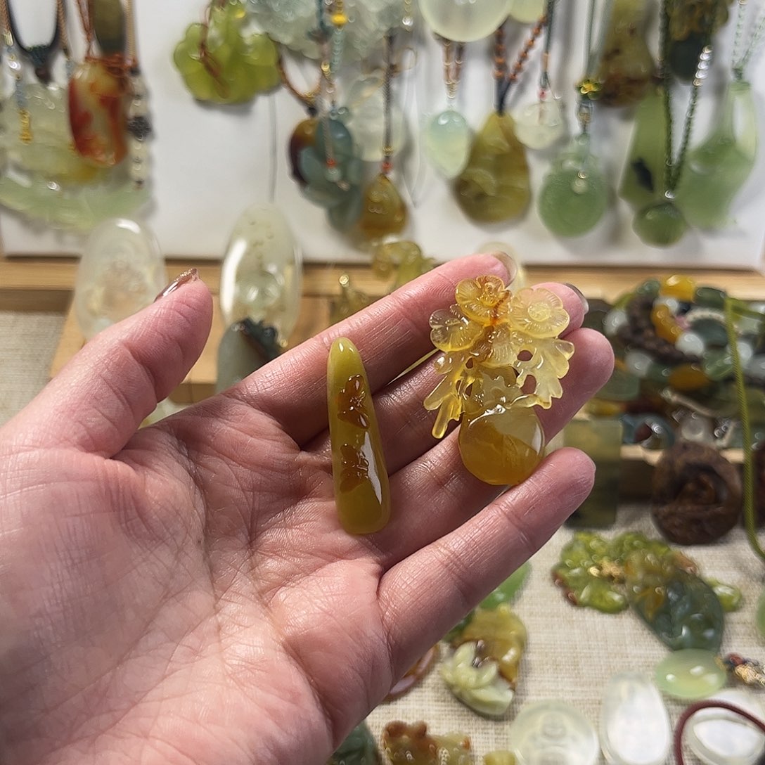 用***3蛇纹石玉未镶嵌颈饰