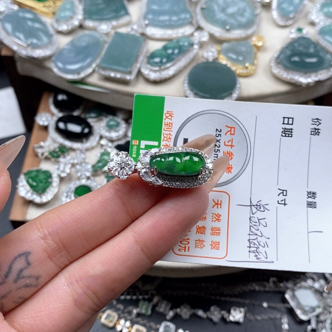 翡翠颈饰未镶嵌翡翠