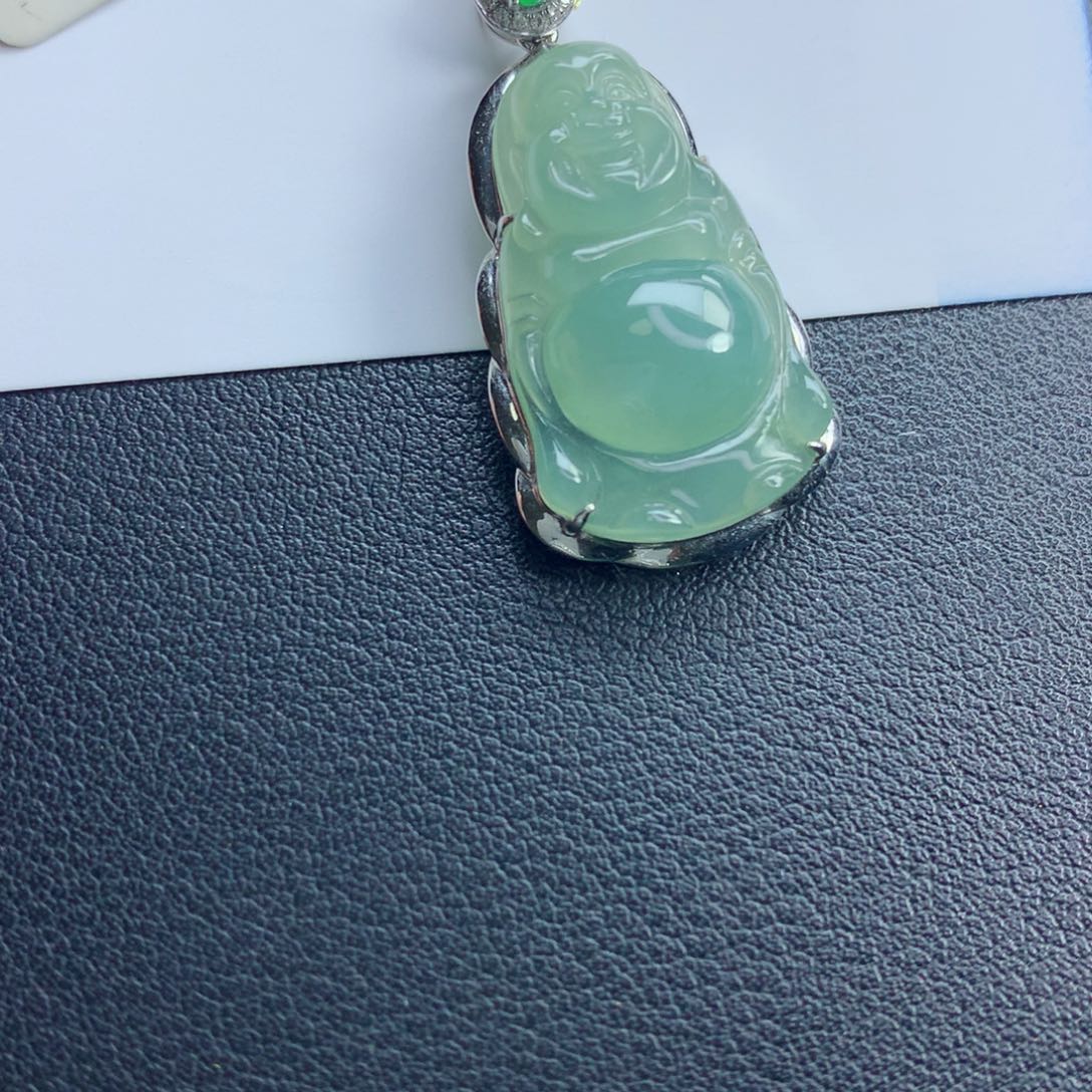 翡翠颈饰未镶嵌站佛