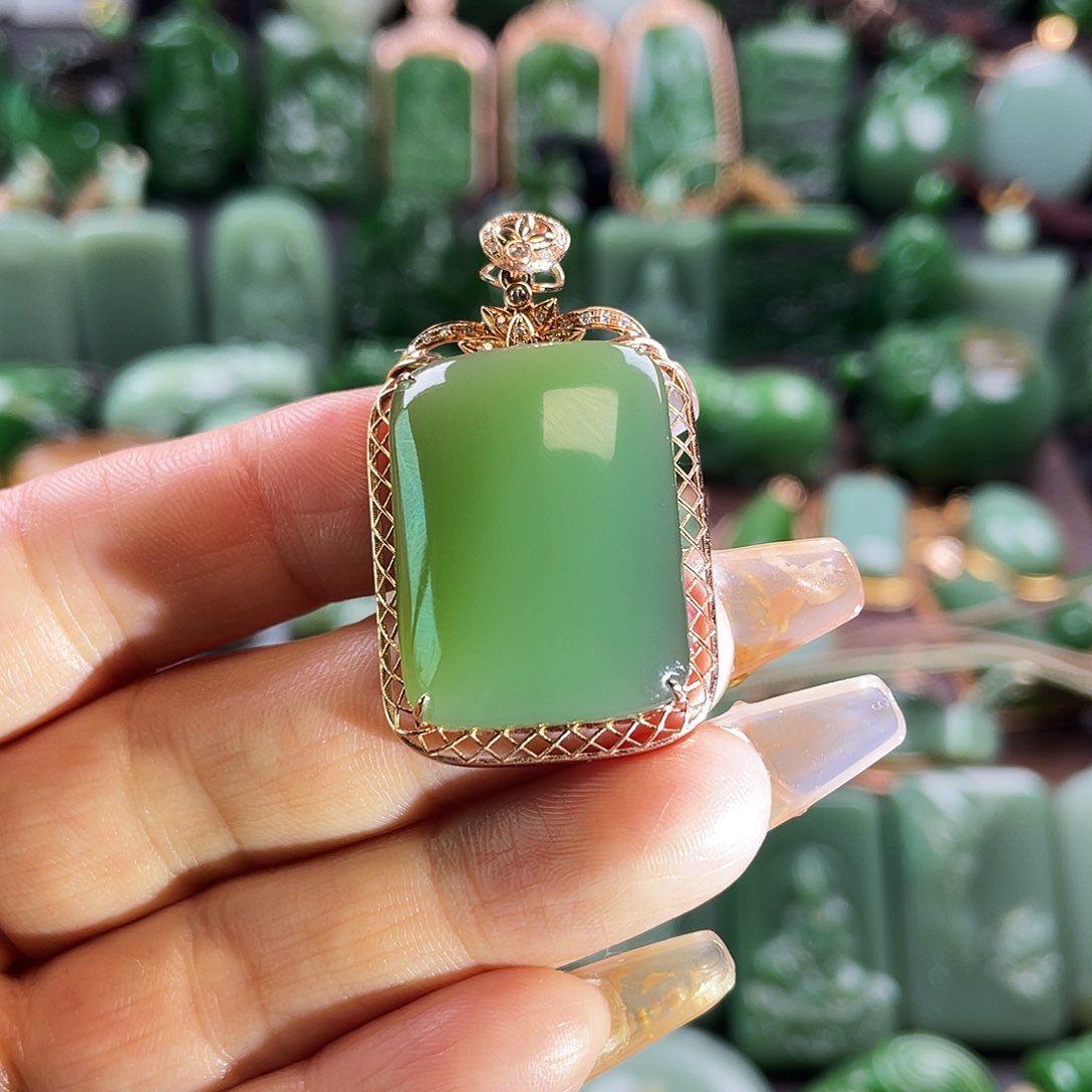 和田玉挂件18K金镶嵌