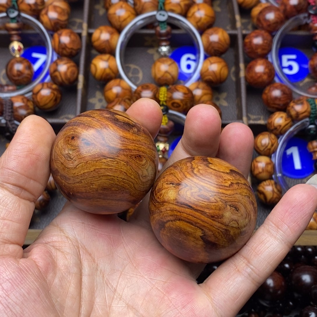杭***卉把件黄花梨/降香黄檀4.5鬼脸手球