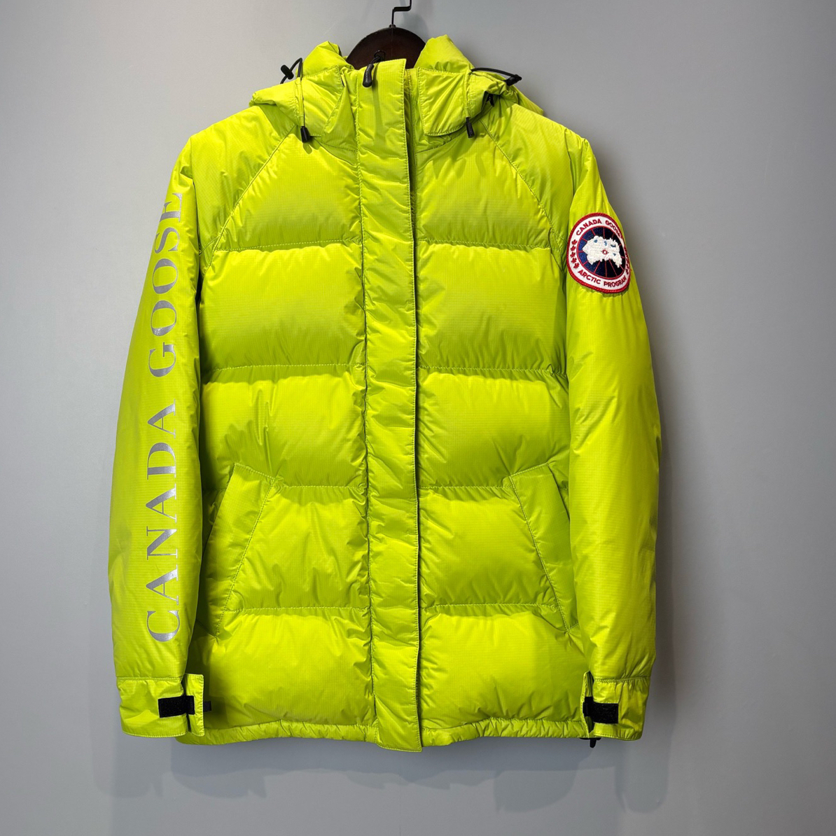 99新 maje 加拿大鹅红标荧光绿羽绒服xs码/1133