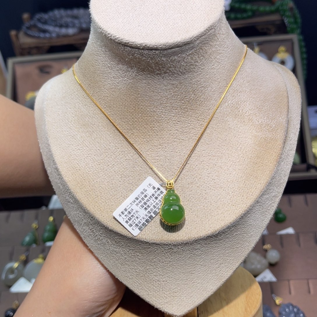 和田玉18K金镶嵌吊坠(赠链)