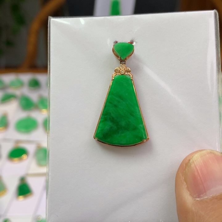 翡翠颈饰18K金镶嵌翡翠