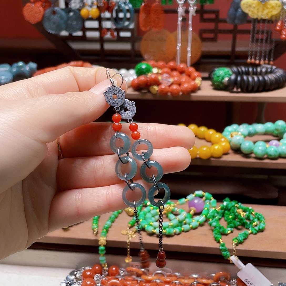 看***名翡翠未镶嵌手链饰品