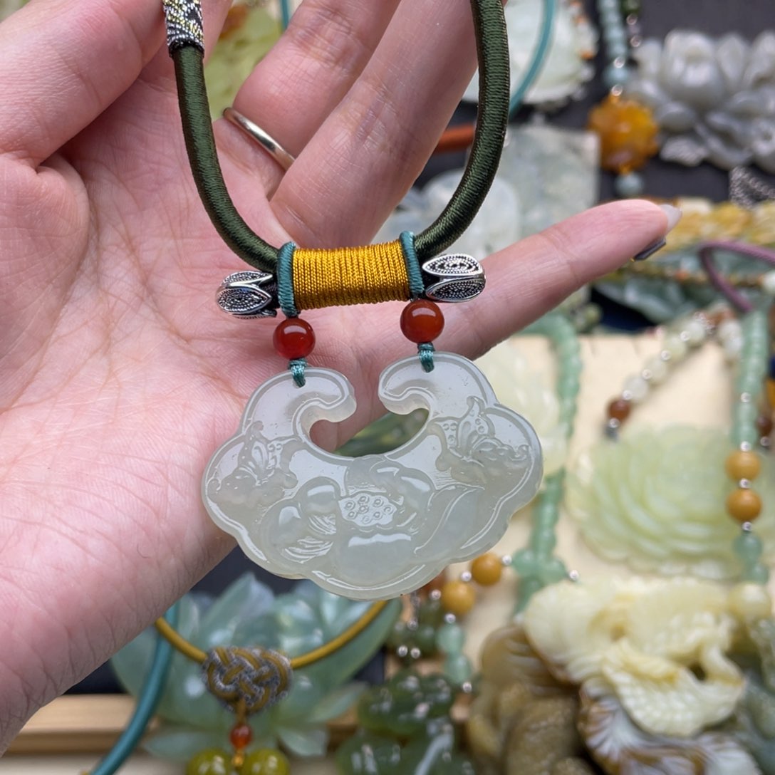 蛇纹石玉颈饰未镶嵌