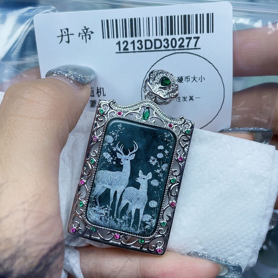 吊坠(不含链)未镶嵌翡翠