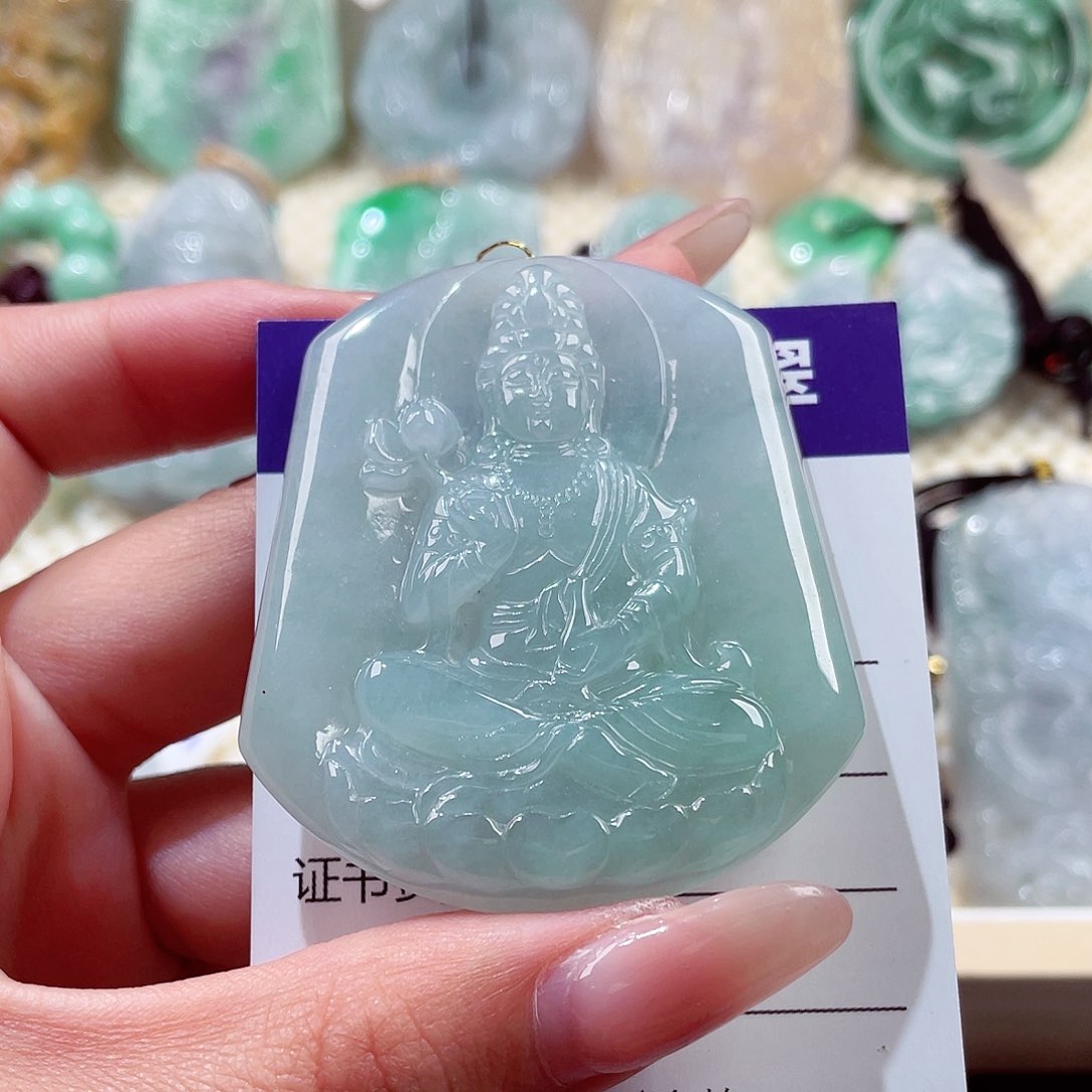 翡翠未镶嵌颈饰观音