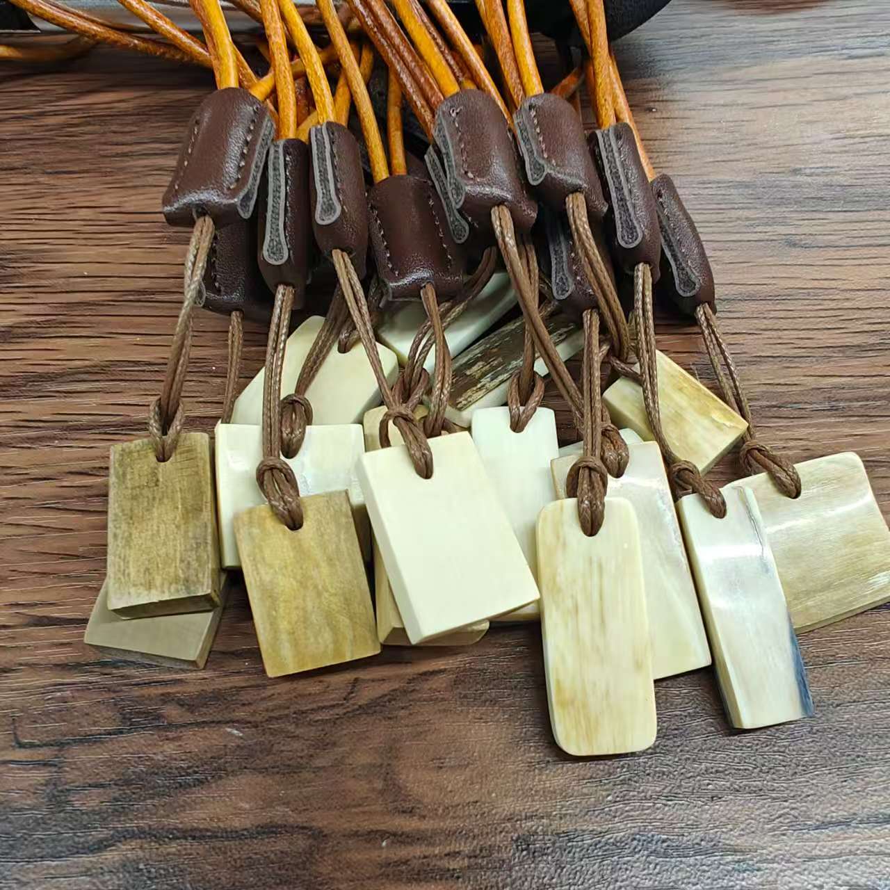 MFP0004    猛犸象牙无事皮牌 连绳约4g  随机发其一