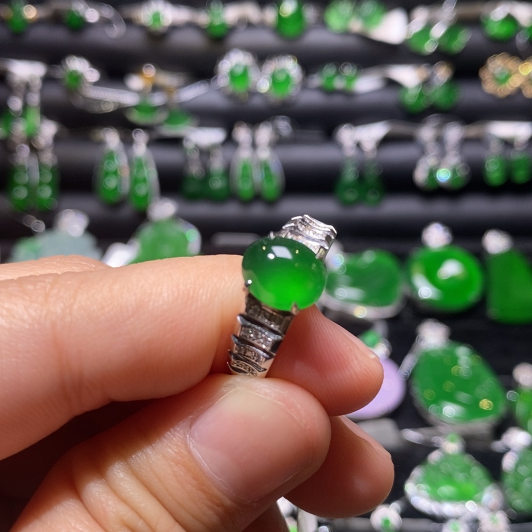 翡翠戒指18K金镶嵌天然翡翠